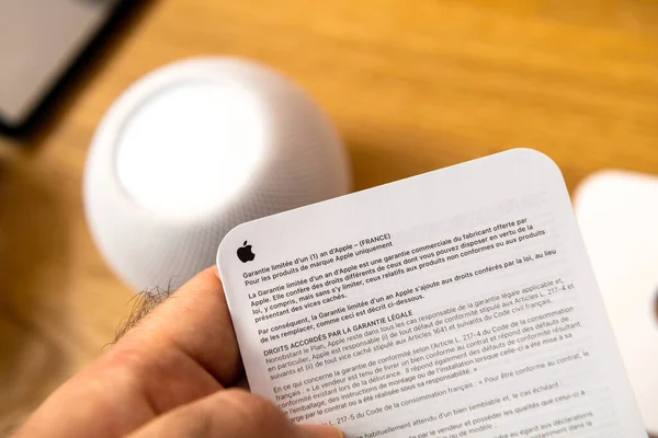 Desempaquetar las últimas computadoras Apple HomePod Mini nuevo altavoz inteligente pequeño con sonido potente — Foto de Stock