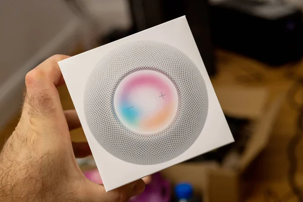 Disimballaggio degli ultimi computer Apple HomePod Mini nuovo piccolo altoparlante intelligente con suono potente — Foto Stock