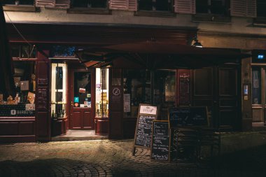 COVID-19 tecrit sırasında kapatılmış bar ve dışarıdaki son menü