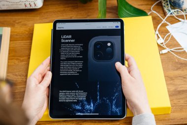 iPhone 'a bakan kadın iPad Pro tabletinde Se