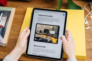 iPhone 'a bakan kadın iPad Pro tabletinde Se