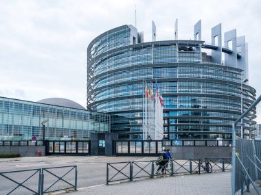 Merkezi Strasbourg 'daki Avrupa Parlamentosu binasının caddesinden görüntü