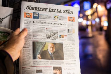 Fransız basın büfesinde İtalyan basını tutan adam Valery Giscard dEstaing 'in ölümünü duyurdu.