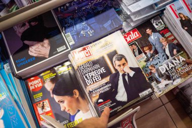 Paris 'teki basın büfesine bakan adam Gerald Darmanin ile maç yapıyor.