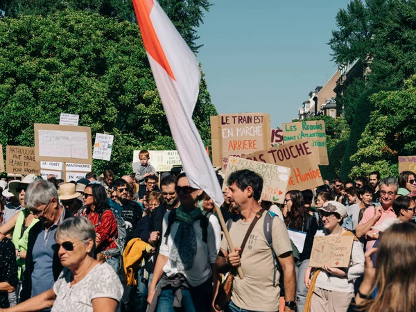 Большая толпа людей на акции протеста во французском городе против нынешнего правительства — стоковое фото