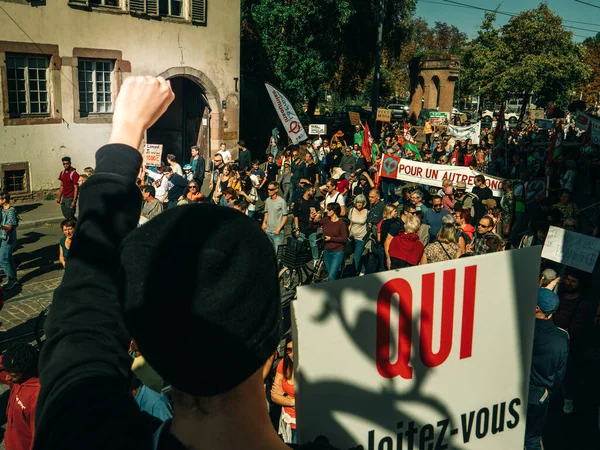 Achteraanzicht van een man met opgewekte vuist bij een protest in de Franse stad — Stockfoto