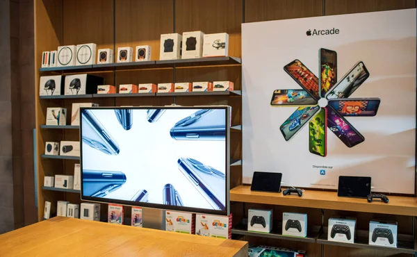 Leerer Innenraum des Apple Stores mit Werbung für Apple Arcade-Dienste und Displaywerbung — Stockfoto