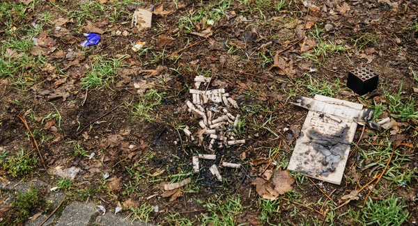 De multiples déchets de tubes de feux d'artifice usagés sont vus dans le sol de la ville française — Photo