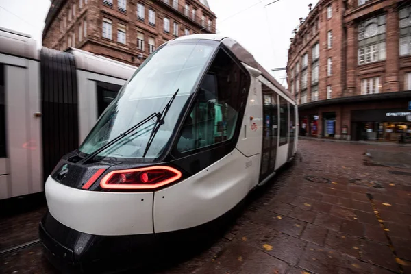 Scena di strada con due tram nel centro di Place Kleber — Foto Stock