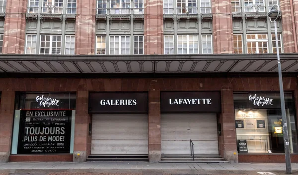 Geschlossener Eingang und Vitrinen des Kaufhauses Galeries lafayette — Stockfoto