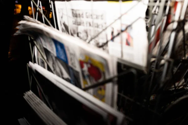 Vista desfocada de jornais à noite no quiosque de imprensa — Fotografia de Stock
