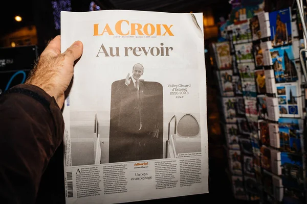 Прощальный текст на газету La Croix во французском киоске для прессы — стоковое фото
