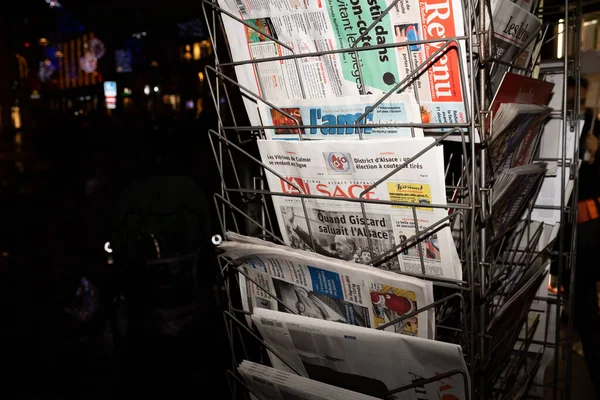 Prensa francesa: varios periódicos en el quiosco de prensa francés anunciando la muerte de Valery Giscard dEstaing —  Fotos de Stock