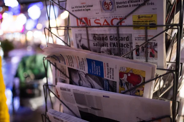 Γαλλικές εφημερίδες σε περίπτερο τύπου με αποεστιασμένο φόντο της πόλης — Φωτογραφία Αρχείου