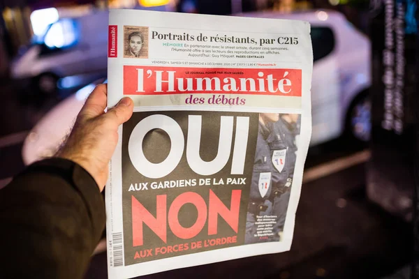 フランスのプレスキオスクでlHumanite新聞を保持している男は議論を発表 — ストック写真