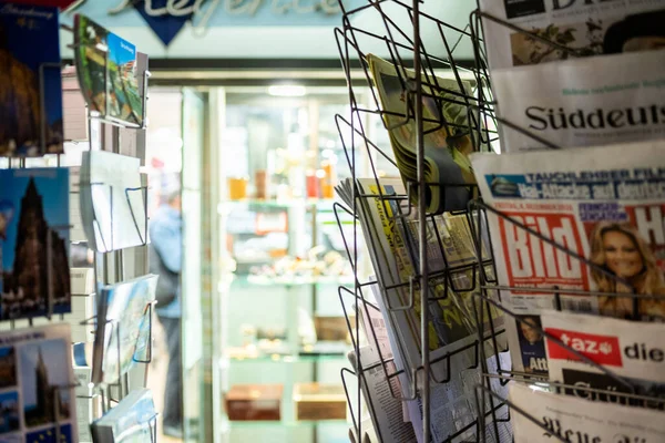 Oskärpa vy genom flera tidningar på press kiosk — Stockfoto