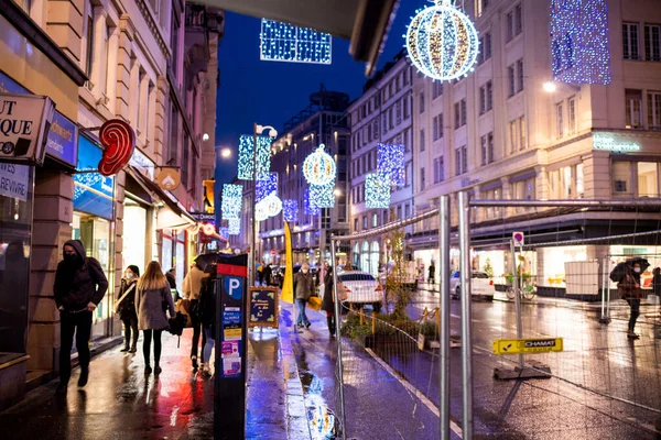 Few pedestrians on the rather busy street during Black Friday shopping event in France — Stock Photo, Image