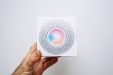 POV kişisel perspektif erkek elinde yeni Apple Bilgisayarları HomePod kişisel ses aygıtı Siri ile - beyaz üzerine izole