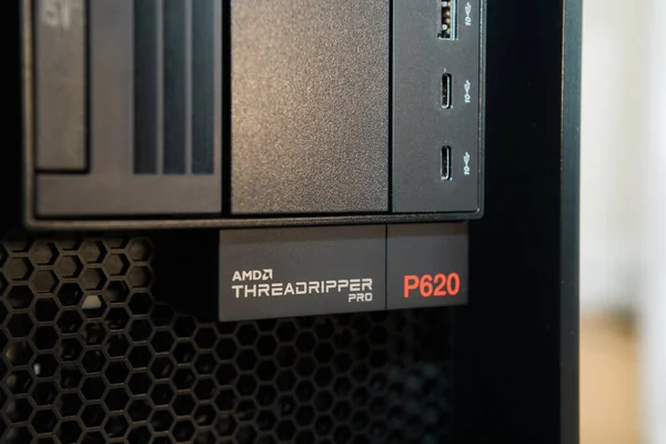 Macro di primo piano della nuova workstation Lenovo P620 Thinkstation con CPU AMD Threadripper Pro all'interno — Foto Stock