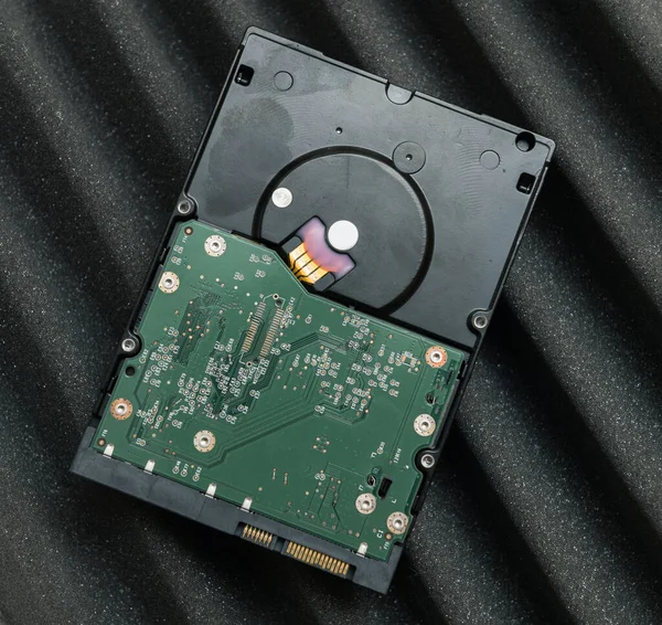 Bovenaanzicht van 3,5 HDD harde schijf op het isolatiemateriaal gegevens met hoge capaciteit — Stockfoto