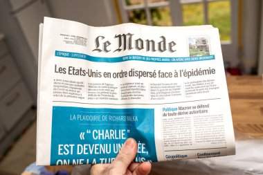 POV erkek, LE Monde Fransız gazetesinin ABD ve COVID-19 aşısı başlığını taşıyor