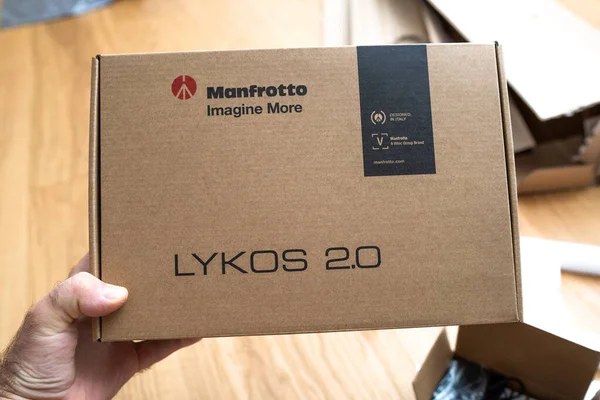 POV męski uchwyt do dłoni przed rozpakowaniem nowy Manfrotto LED Light Lykos 2.0, 2 w 1 wodoodporny z Bluetooth — Zdjęcie stockowe