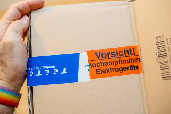 POV paquet en carton pour homme de Teletec e-shop store et texte fragile en allemand — Photo