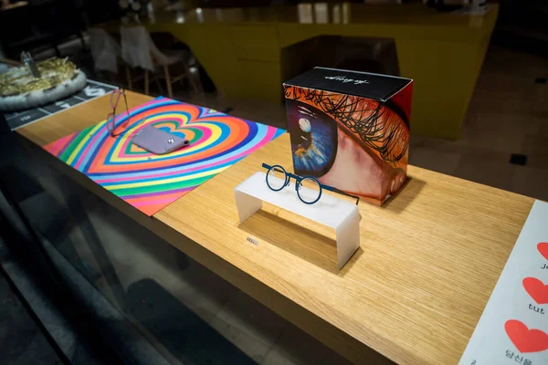 Widok z ulicy na wystawę sklepu optycznego z pięknym niebieskim vintage nowoczesne okulary tytanowe okulary — Zdjęcie stockowe