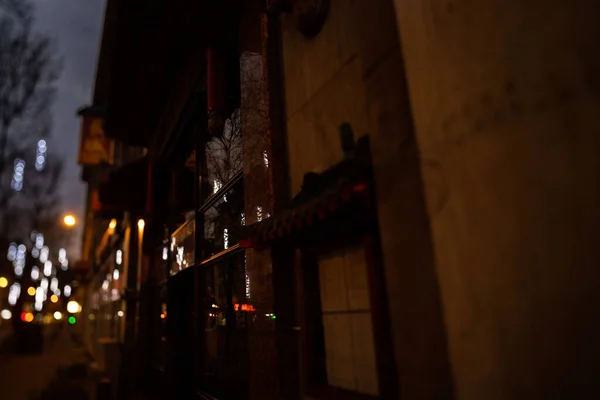 Donkere Franse straat met traditioneel Chinees dak in het restaurant — Stockfoto