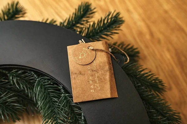 Zara home Christmas Edition Preisschild auf Recyclingpapier auf einem dekorativen Kranz für zu Hause — Stockfoto