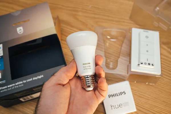 POV mano maschile unboxing disimballaggio nuovo Philips Significare HUE luce intelligente per la tenuta di casa White Ambience Bulb — Foto Stock