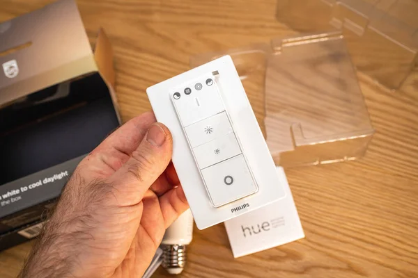 POV männliche Hand beim Auspacken des neuen Philips Signify HUE Smart Light für den Home Dimmer mit 4 Tasten — Stockfoto