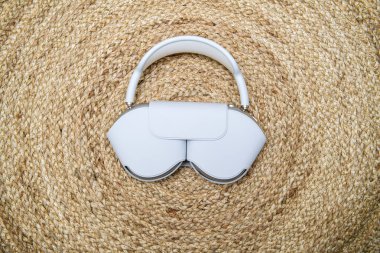 Yukarıdan en iyi Apple Bilgisayarlı AirPods 'un rahat, jüt halısı üzerinde Uyarlamalı EQ kulaklıklı maksimum kulaklık.