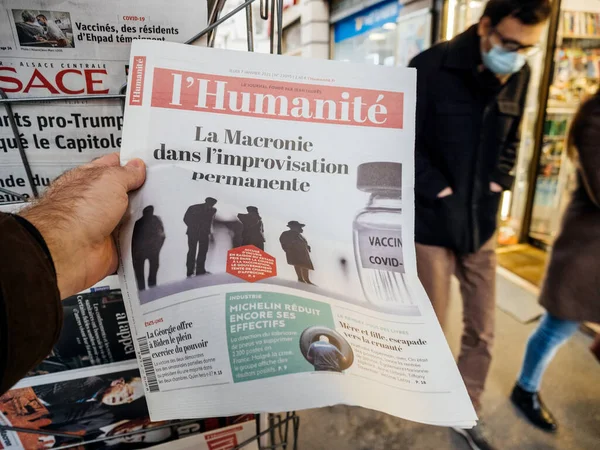 De Franse krant lHumanite voorpaginanieuws naar La Macronie en Covid Vacine — Stockfoto