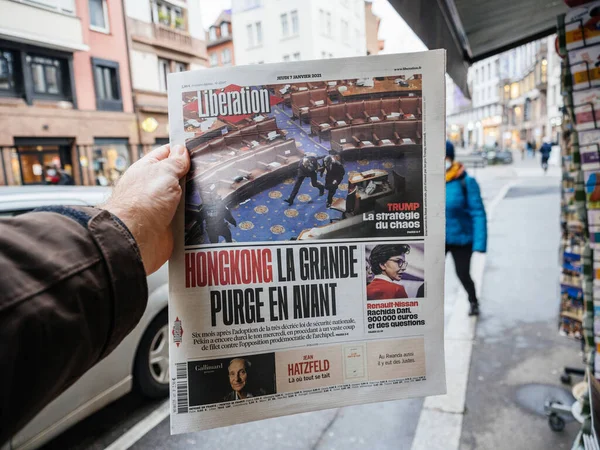 Journaux montrent l'assaut du Capitole des États-Unis par les partisans du président américain Donald Trump — Photo