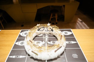 Theoo Aç Gözler tarafından üretilen vitrinde benzersiz bir gözlük gözlüğü sunumuna sahip gözlükçü dükkanı