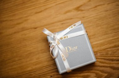 Christian Dior 'un, kadınlar ve erkekler için en iyi tatil sezonu olan ahşap yüzey üzerindeki lüks hediyesinin genel manzarası.