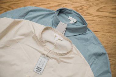 COS tarafından iki modaya uygun gömleğin yukarıdan görüntüsü