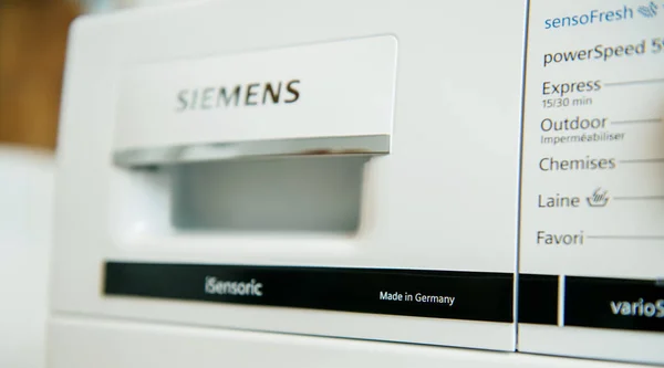 Enfoque en la inscripción Made in Germany en una lavadora Siemens con funciones iSensoric y otras funciones WI-Fi Home Connect —  Fotos de Stock