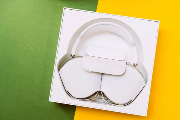 Nuevo paquete sin caja de los mejores Apple Computers AirPods Max auriculares over-ear con ecualizador adaptativo, cancelación activa de ruido, chips h1 en modo de transparencia y Siri — Foto de Stock