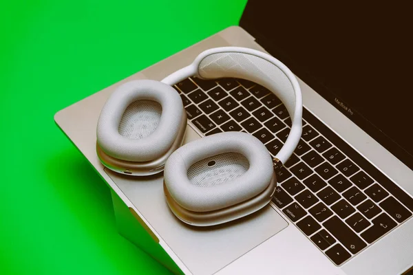 Apple Computers AirPods Max δίπλα στο Macbook Pro laptop — Φωτογραφία Αρχείου