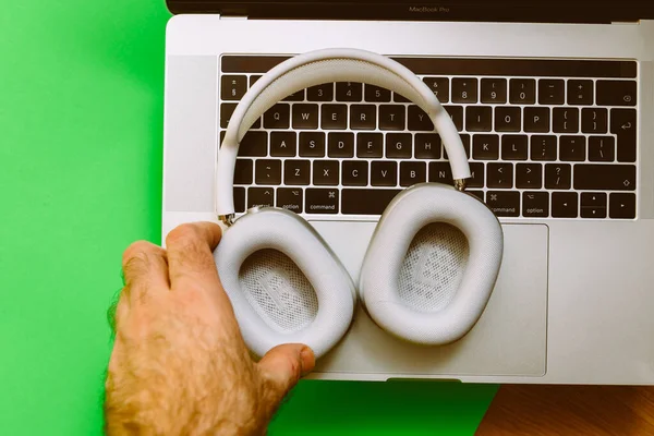 Apple Computer AirPods Max accanto al computer portatile Macbook pro — Foto Stock