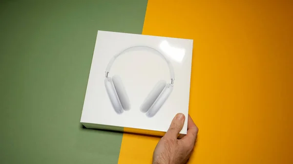 Paquete de unboxing de los mejores Apple Computers AirPods Max auriculares over-ear con adaptive EQ — Foto de Stock