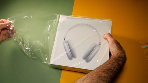 Paquete de unboxing de los mejores Apple Computers AirPods Max auriculares over-ear con adaptive EQ —  Fotos de Stock