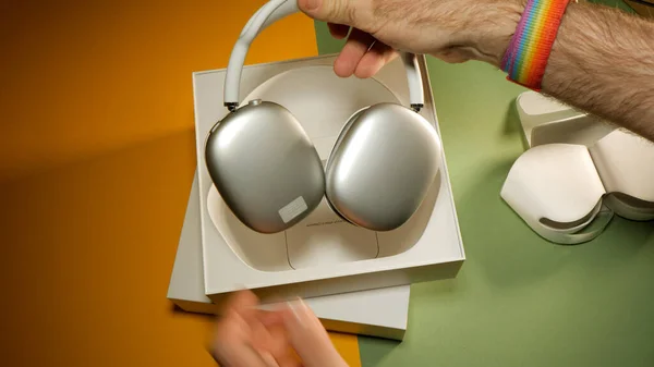 Paquete de unboxing de los mejores Apple Computers AirPods Max auriculares over-ear con adaptive EQ —  Fotos de Stock