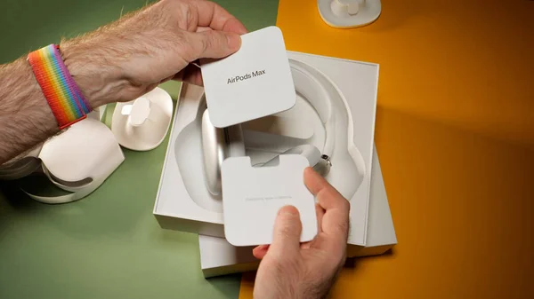 Πακέτο unboxing των καλύτερων Apple Computers AirPods Max over-ear ακουστικά με προσαρμοστική EQ — Φωτογραφία Αρχείου