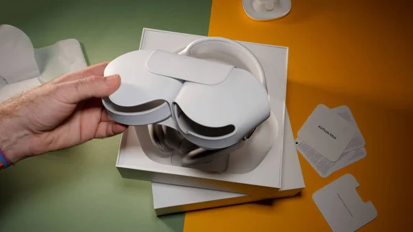 Unboxing-Paket der besten Apple Computer AirPods Max Over-Ear-Kopfhörer mit Adaptivem EQ — Stockfoto