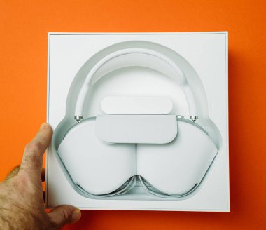 En iyi Apple Bilgisayarlı AirPods paketinin üzerinden en iyi kulaklıkları göster