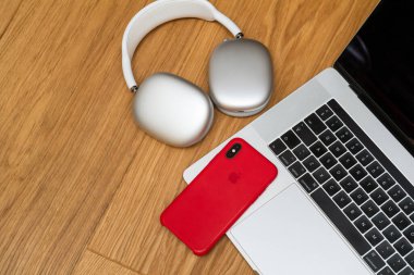 Apple Computers AirPods Max iPhone smartphonew ve MacBook Pro M1 dizüstü kulaklıkların yanında