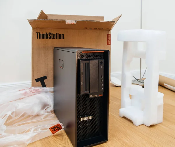 Unboxing av nya Lenovo Thinkstation P620 arbetsstation — Stockfoto